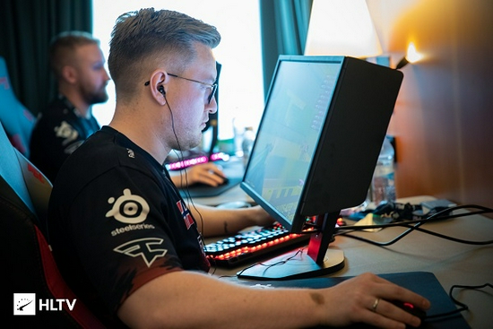 战队赛后签名活动吸引众多粉丝现场支持